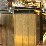 Parquet métallisé dans un bar à Ibiza